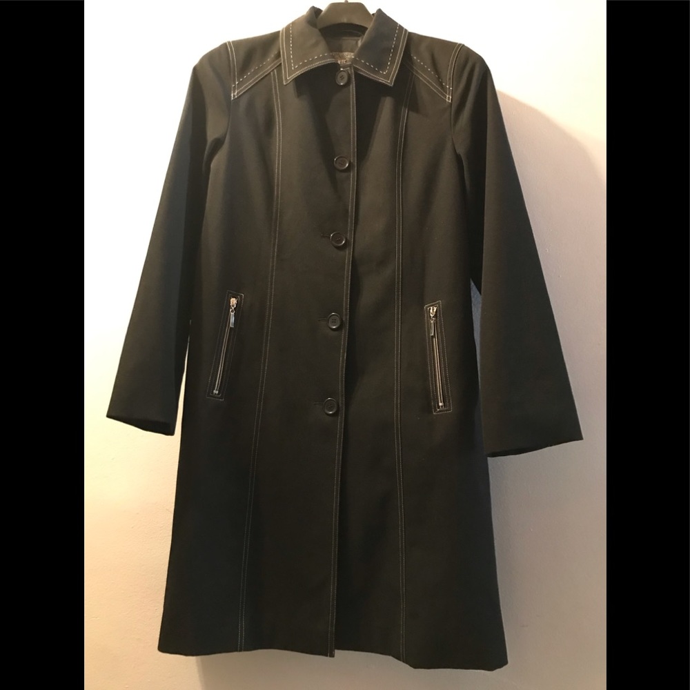 Manteaux Woman’s Over coat with waist String to tie, in excellent condition,